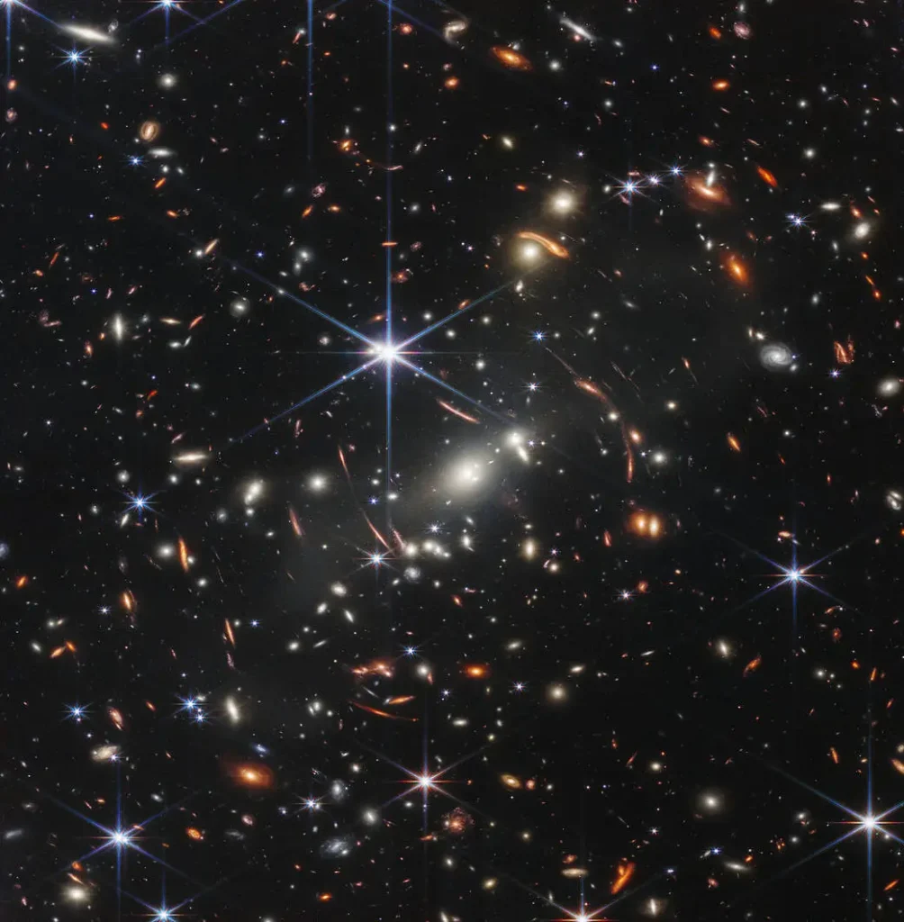 El telescopio espacial James Webb de la NASA ha producido la imagen infrarroja más profunda y nítida del universo distante hasta la fecha. Conocida como el Primer Campo Profundo de Webb, esta imagen del cúmulo de galaxias SMACS 0723 está repleta de detalles. https://www.nasa.gov/image-article/nasas-webb-delivers-deepest-infrared-image-of-universe-yet/