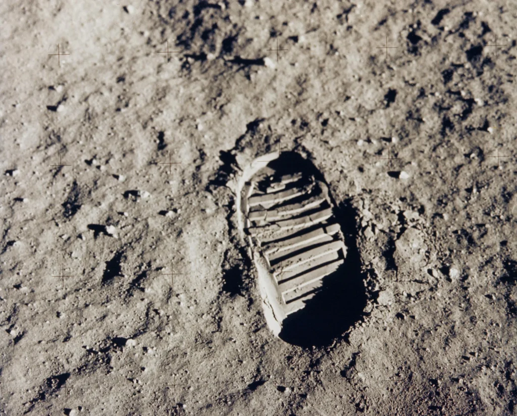 “Esta huella de bota marca uno de los primeros pasos que el ser humano dio en la Luna en julio de 1969. Fue hecha por el astronauta estadounidense Buzz Aldrin durante la misión Apolo 11. Doce hombres han caminado sobre la Luna en total entre 1969 y 1972. Crédito: NASA (https://ciencia.nasa.gov/sistema-solar/la-luna-un-faro-para-la-exploracion-espacial/)”