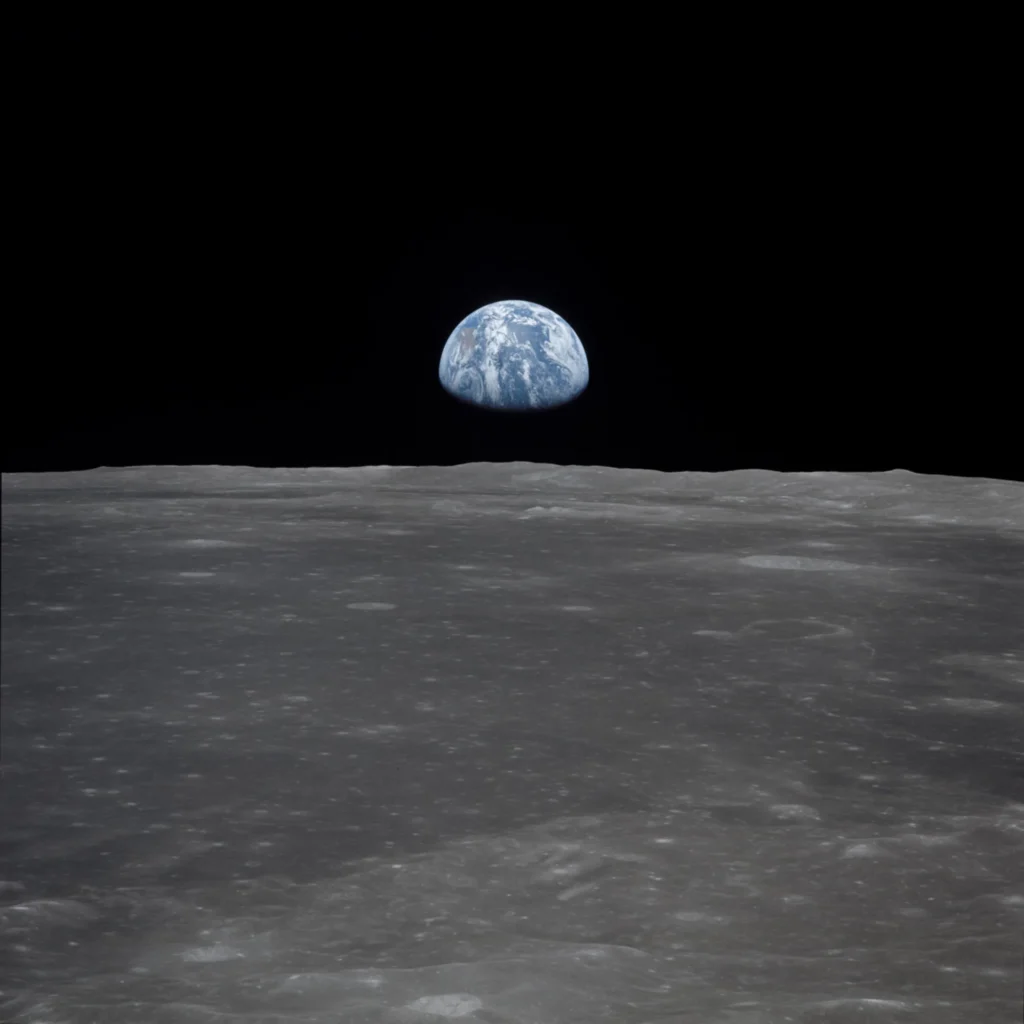 “Esta vista de la nave espacial Apolo 11 muestra la Tierra elevándose sobre el horizonte lunar. NASA/JSC”
