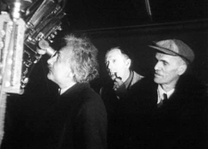Albert Einstein en el Observatorio del Monte Wilson en 1931 con Edwin Hubble (centro) y Walter Adams.