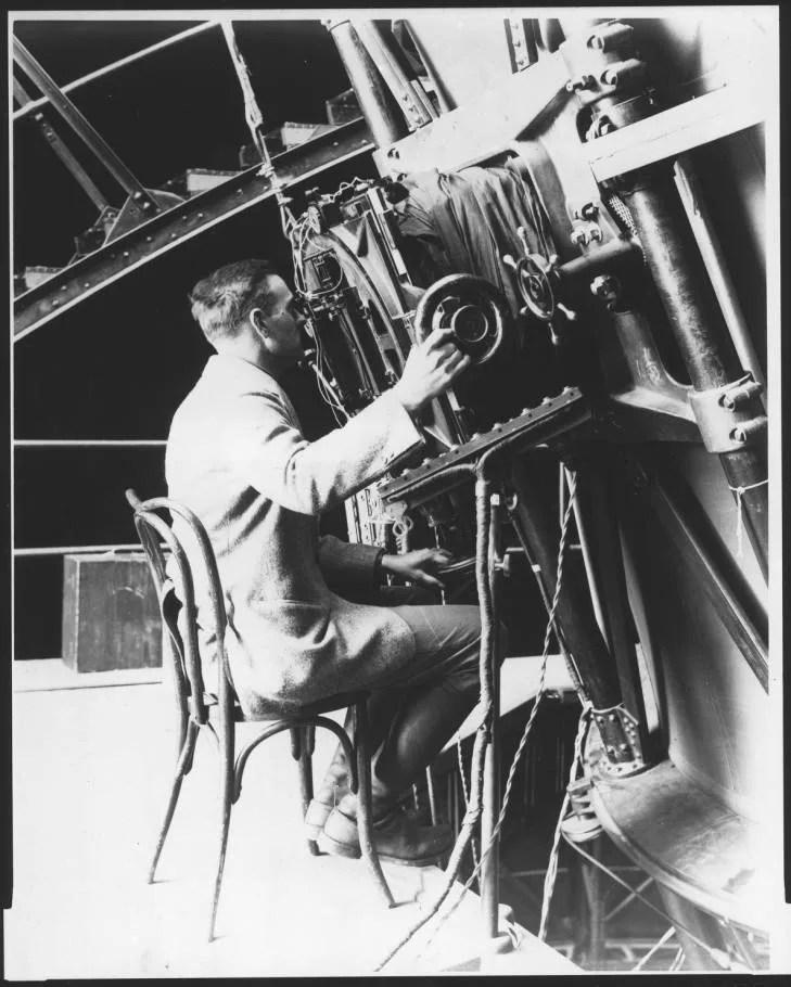 Edwin Hubble en el telescopio de 100 pulgadas del Observatorio del Monte Wilson.