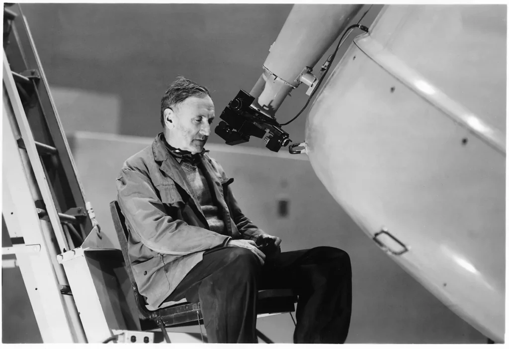 Fritz Zwicky en el telescopio de 24 pulgadas del Monte Palomar. 