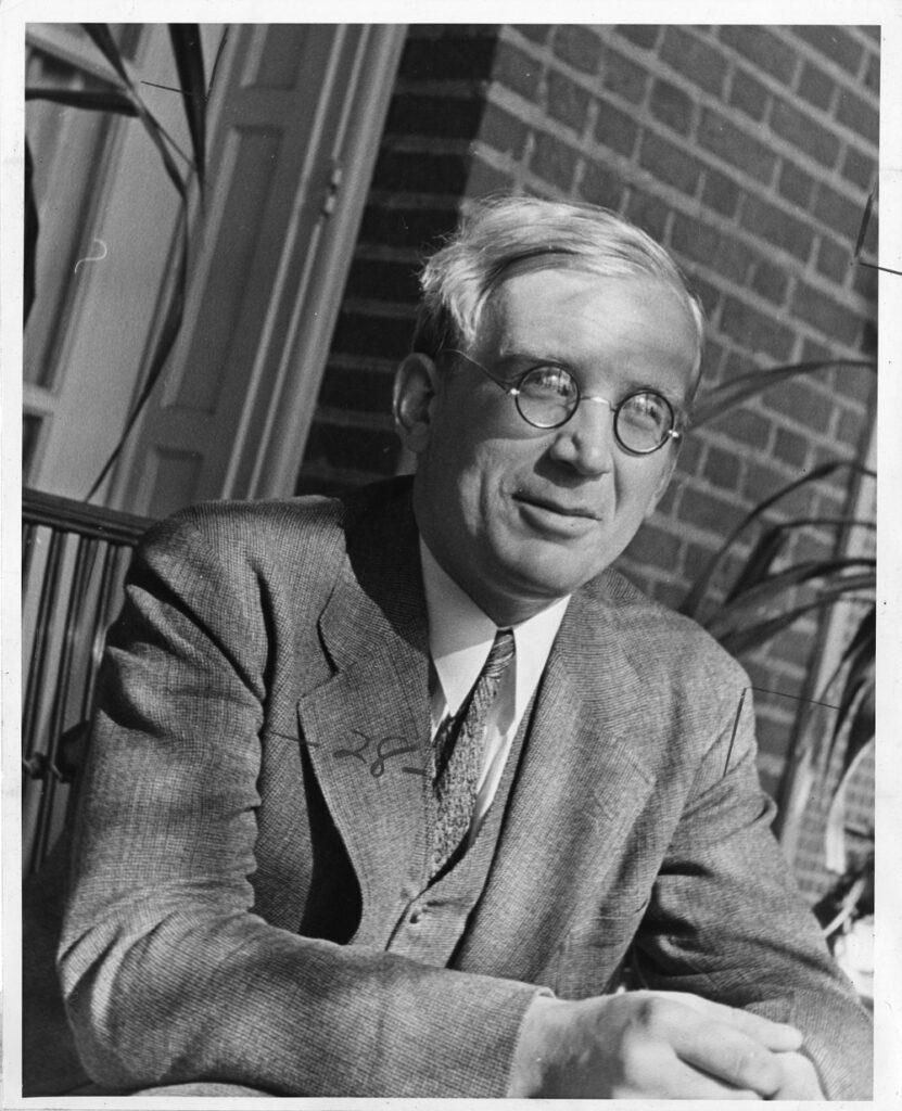 Fotografía de George Gamow tomada por Fremont Davis en la Quinta Conferencia de Washington sobre Física Teórica, en la Universidad George Washington, en enero de 1939. 