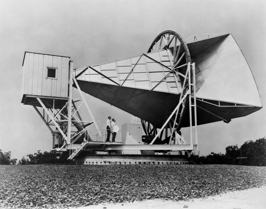 En 1964, los radioastrónomos Robert Wilson y Arno Penzias descubrieron la radiación cósmica de fondo de microondas con esta antena de bocina Holmdel de 15 metros, ubicada en los Laboratorios Bell Telephone de Holmdel, Nueva Jersey.