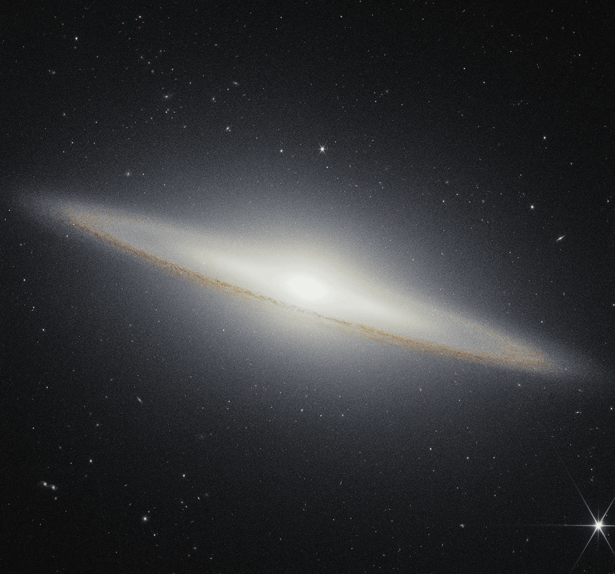 La imagen de la famosa galaxia Sombrero tomada por el telescopio espacial James Webb de la NASA (2024) en longitudes de onda del infrarrojo cercano muestra el polvo del anillo exterior bloqueando la luz estelar de las partes al interior de la galaxia.